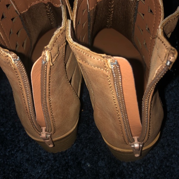 🛍 Tan Booties 🖤 - Picture 3 of 5